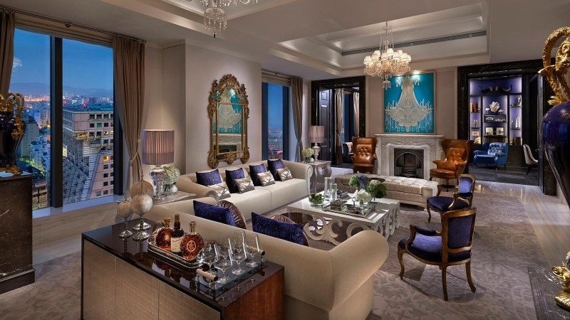 Sala de estar sofisticada da suíte presidencial de luxo no Mandarin Oriental Taipei