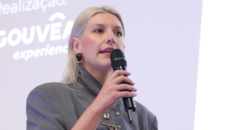 Mariana Santiloni da WGSN durante apresentação sobre estratégia de luxo e comportamento do consumidor