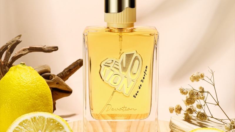 Frasco do perfume Mast Devotion com design sofisticado em estética floral ambarada