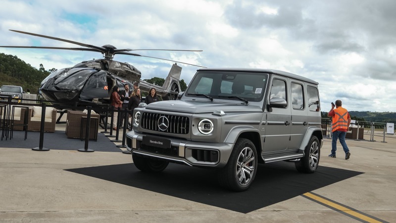 Mercedes AMG G63 ao lado de helicóptero Airbus ACH145 no Catarina Aviation Show