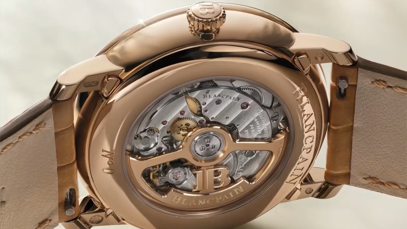 Vista traseira horizontal do Blancpain Villeret mostrando o calibre automático 6654.4