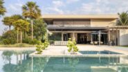 Residência contemporânea em Brasília com piscina frontal e projeto de paisagismo de luxo