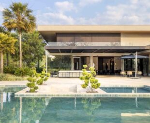 Residência contemporânea em Brasília com piscina frontal e projeto de paisagismo de luxo
