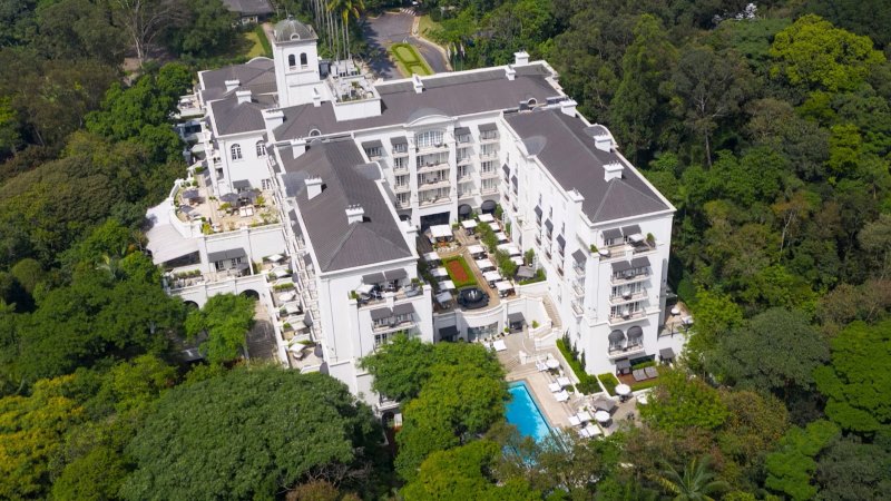 Vista aérea do Palácio Tangará, um dos principais hotéis de luxo de São Paulo cercado pela natureza do Parque Burle Marx