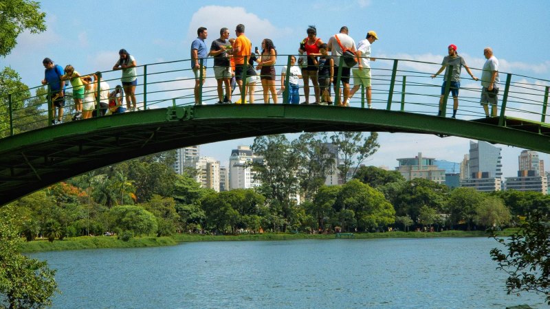 Vista da ponte e do lago no Parque Ibirapuera, um dos principais espaços de lazer e bem-estar da cidade