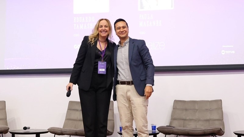 Paula Mazanek da Realize e Eduardo Yamashita da Gouvêa Inteligência durante painel sobre serviços e transformação no varejo