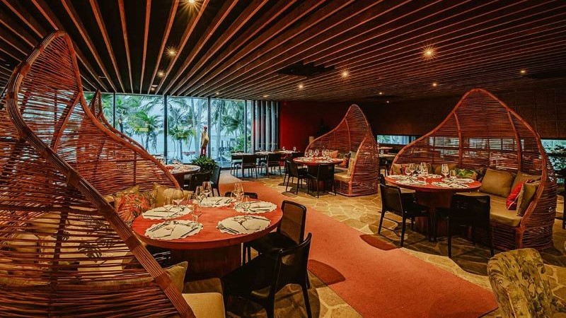 Restaurante Pau a Pique no Carmel Taíba com ambiente intimista e adega exposta