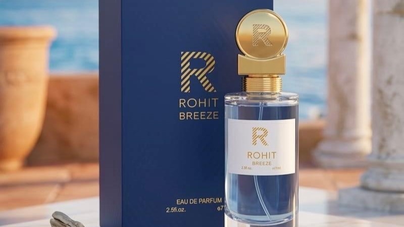 Frasco do perfume Rohit Breeze com estética leve e fresca em tons suaves