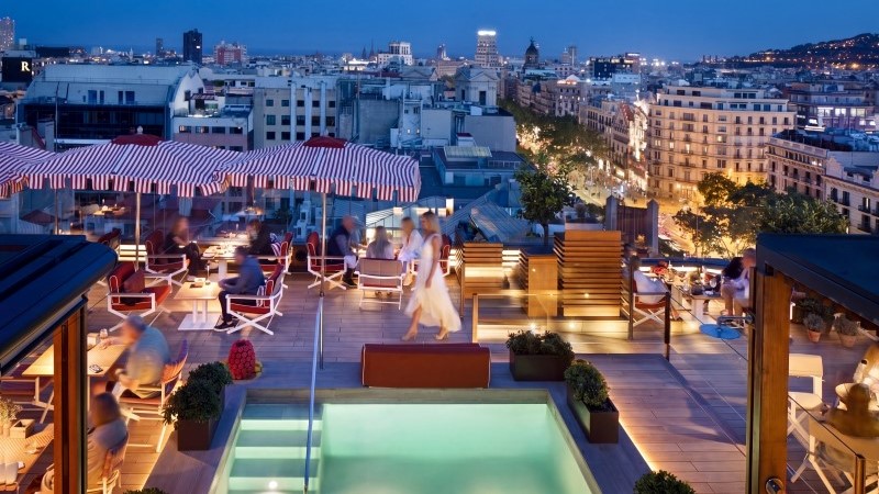 Rooftop com piscina e vista para Barcelona no Majestic Hotel & Spa Barcelona