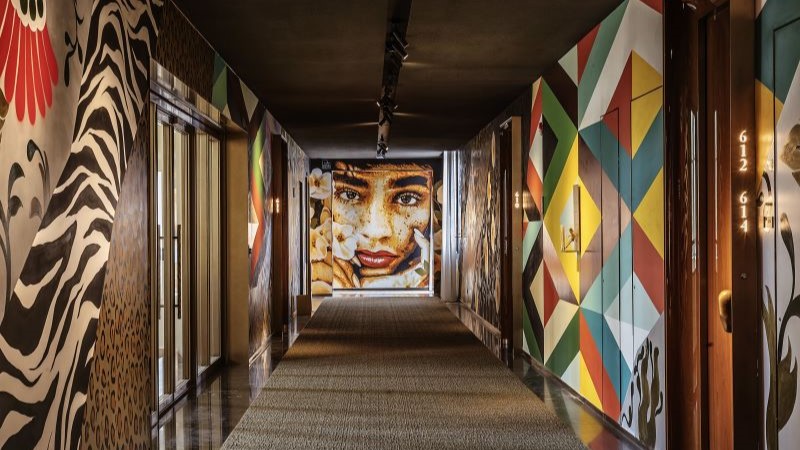 Ambiente do Rosewood São Paulo com obras de arte brasileiras integradas aos espaços internos do hotel