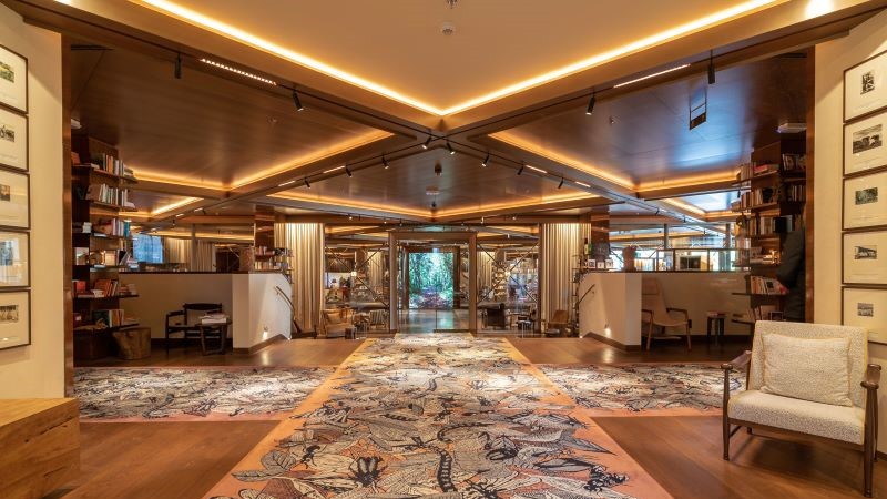 Lobby do Rosewood São Paulo destacando design contemporâneo e hospitalidade de alto padrão.