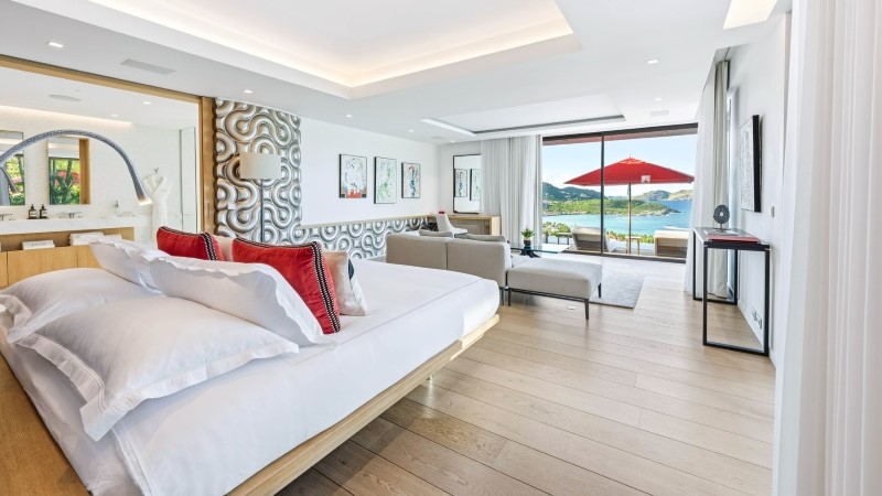 Suíte principal da Villa NEO em Saint Barth com decoração sofisticada e vista para o Caribe