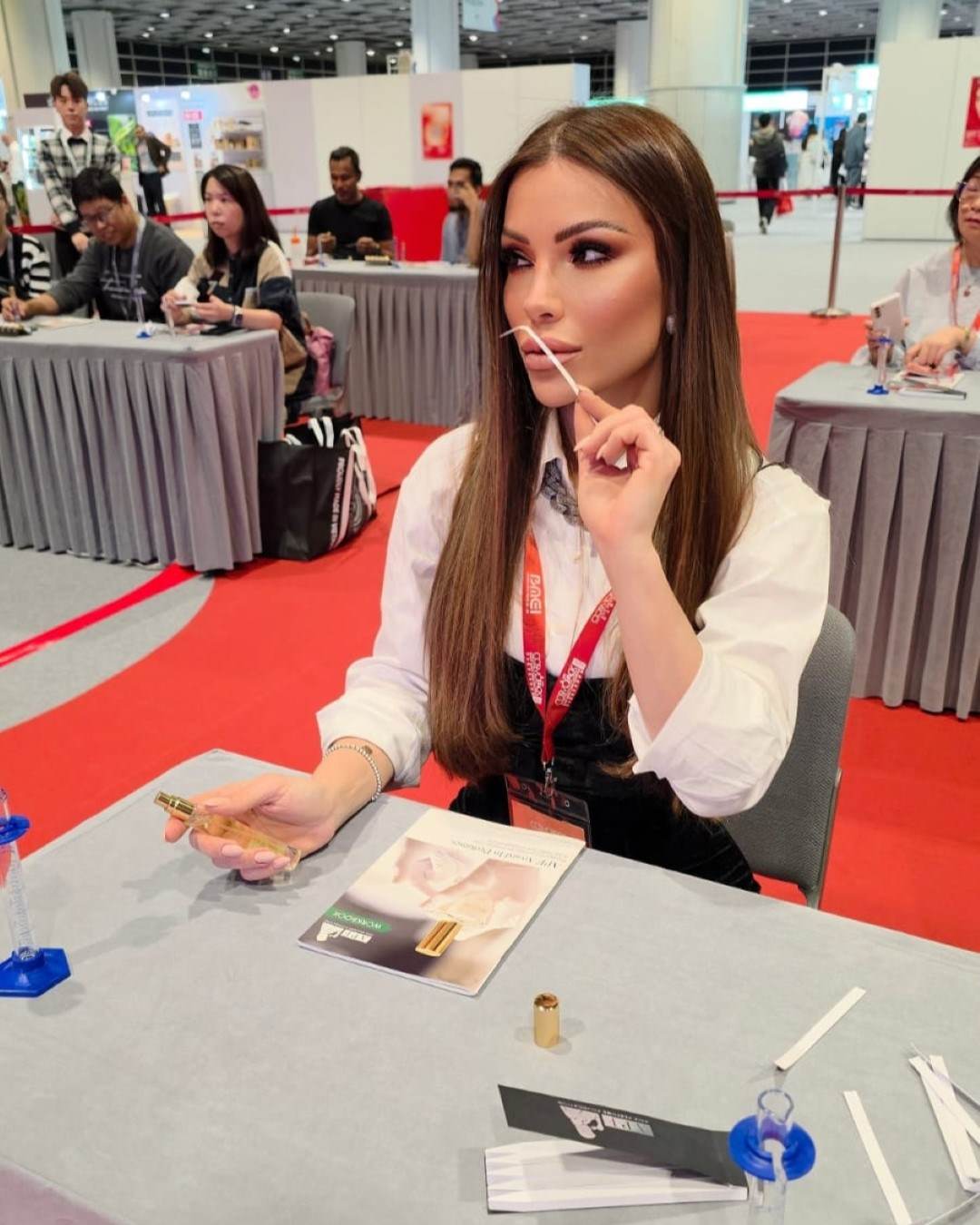 Thais Giraldelli durante análise sensorial de fragrâncias