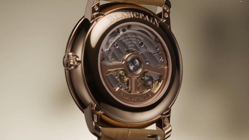 Vista traseira vertical do Blancpain Villeret Quantième Complet com movimento automático