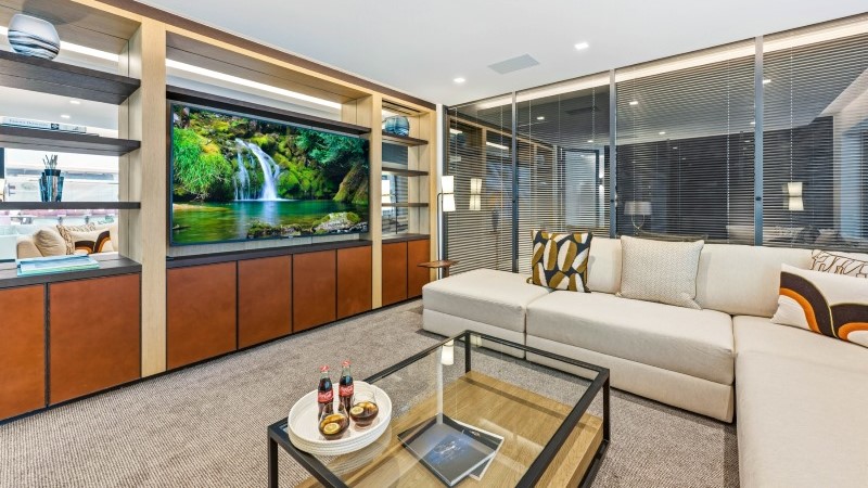 Sala de entretenimento da Villa NEO em Saint Barth com cinema privativo e sistema audiovisual