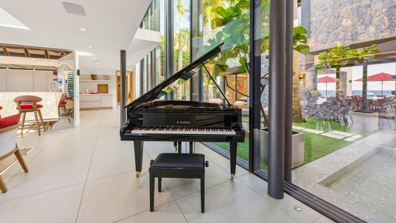 Ambiente clean da Villa NEO em Saint Barth com piano e decoração sofisticada