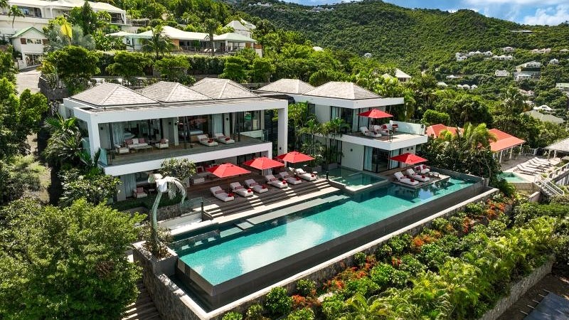Vista externa da Villa NEO em Saint Barth com atmosfera sofisticada e lifestyle de luxo no Caribe