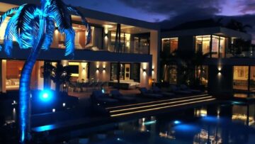 Villa NEO em Saint Barth com arquitetura contemporânea e atmosfera luxury no Caribe durante a noite
