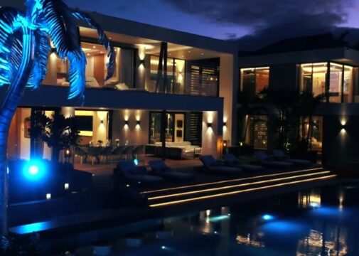 Villa NEO em Saint Barth com arquitetura contemporânea e atmosfera luxury no Caribe durante a noite