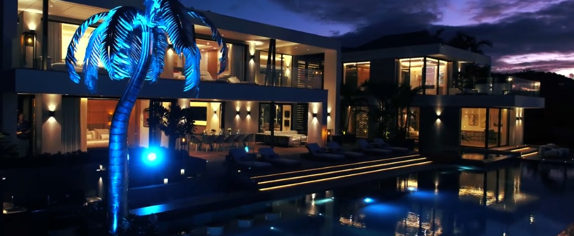 Villa NEO em Saint Barth com arquitetura contemporânea e atmosfera luxury no Caribe durante a noite