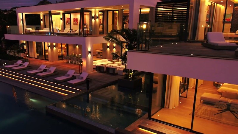 Área externa da Villa NEO em Saint Barth com arquitetura contemporânea e vista privilegiada para o Caribe