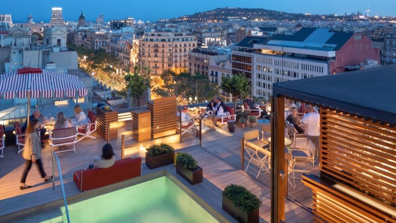 Vista noturna de Barcelona a partir do rooftop La Dolce Vitae do Majestic Hotel & Spa Barcelona