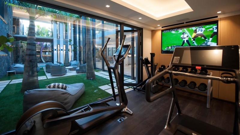Espaço wellness da Villa NEO em Saint Barth com academia privativa e experiência premium