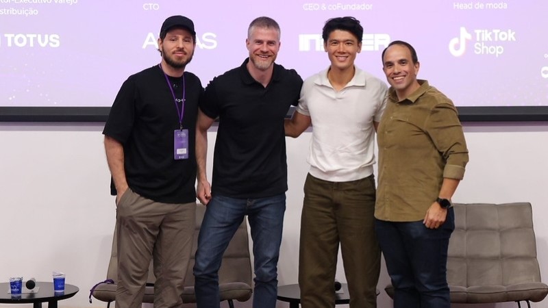 Yuri Gricheno da Insider, Mauricio Bastos da AZZAS 2154, Eric Chien do TikTok Shop e Eloi Assis da TOTVS em painel sobre inteligência artificial e varejo