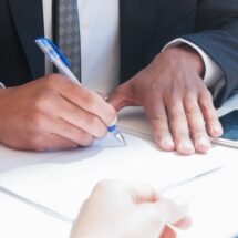 Executivo assina documento relacionado a acordo de sócios e governança corporativa para fortalecimento da estrutura societária