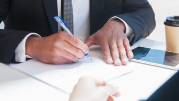 Executivo assina documento relacionado a acordo de sócios e governança corporativa para fortalecimento da estrutura societária