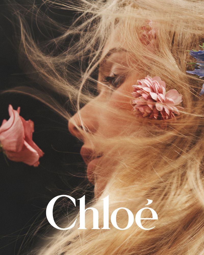 Apple Martin em retrato com cabelo ao vento e flor junto à orelha na campanha da Chloé