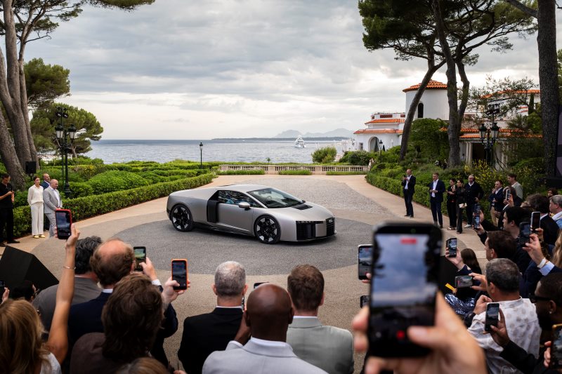 Audi Nuvolari 1 durante apresentação oficial em plataforma de exposição