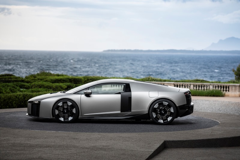 Perfil lateral do Audi Nuvolari 1 destaca o design do supercarro híbrido de luxo