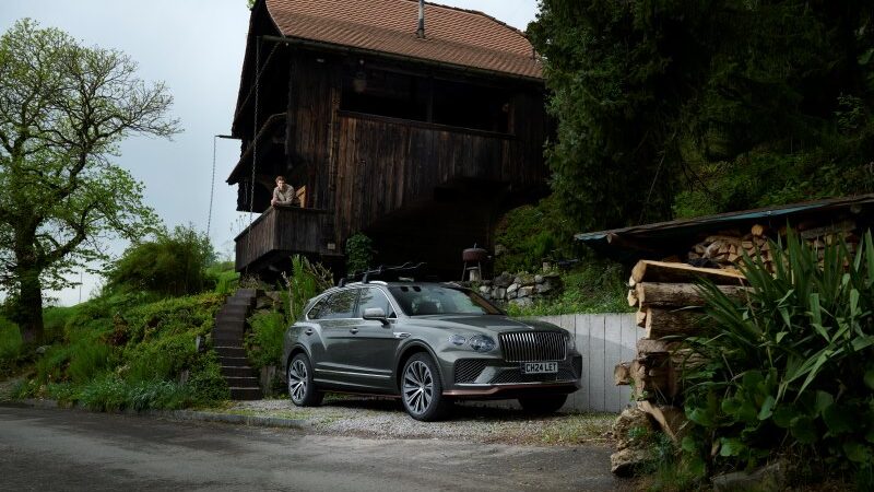 Bentley Bentayga EWB Chalet Edition diante de um chalé alpino inspirado no estilo de vida de luxo
