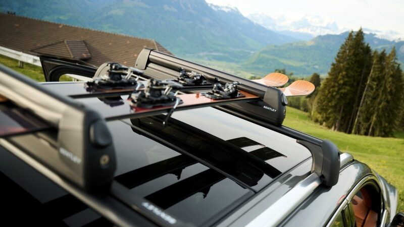 Rack de esquis instalado no Bentley Bentayga EWB Chalet Edition para experiências alpinas exclusivas