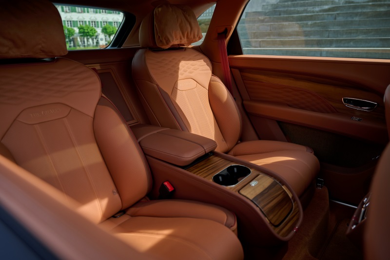 Banco traseiro do Bentley Bentayga EWB Chalet Edition com console central e acabamento premium