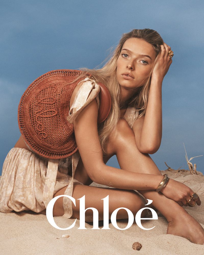 Apple Martin sentada com bolsa marrom de ombro da coleção Chloé à la Plage 2026
