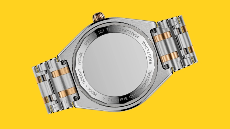 Parte traseira da caixa do Breitling Chronomat Automatic 36 destacando o acabamento da relojoaria suíça de luxo