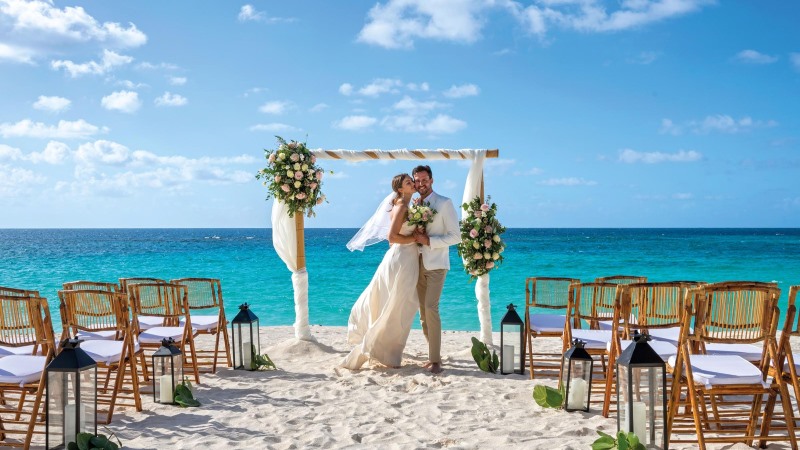 Cerimônia de casamento na praia do Zemi Beach House em Anguilla com cenário paradisíaco no Caribe.