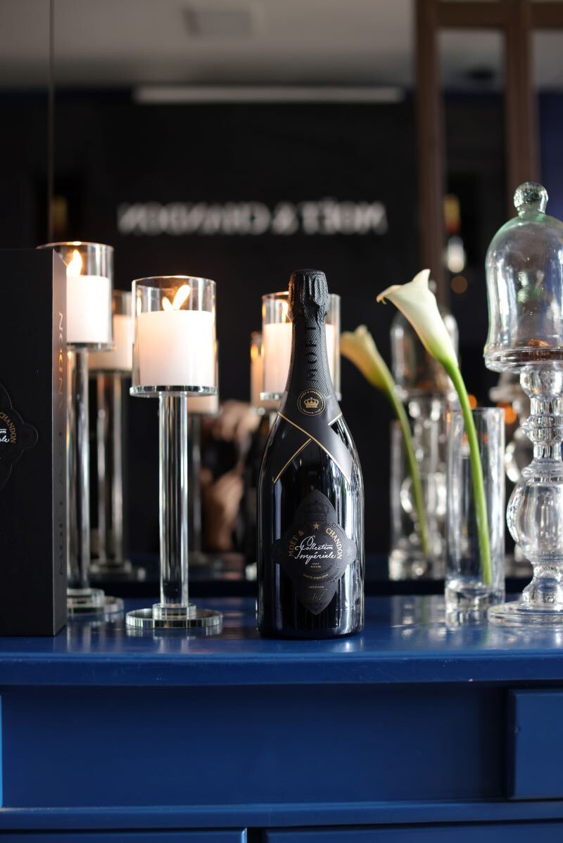 Champagne de luxo Collection Impériale Création Nº 1 da Moët & Chandon em ambiente sofisticado com velas e taças