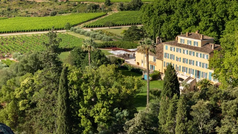 Vista aérea da Château d'Esclans em Provence região produtora do Whispering Angel