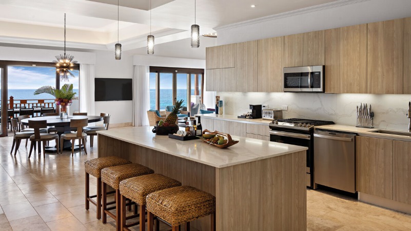 Cozinha equipada da Suíte Presidencial do Zemi Beach House em Anguilla integrada aos ambientes sociais.