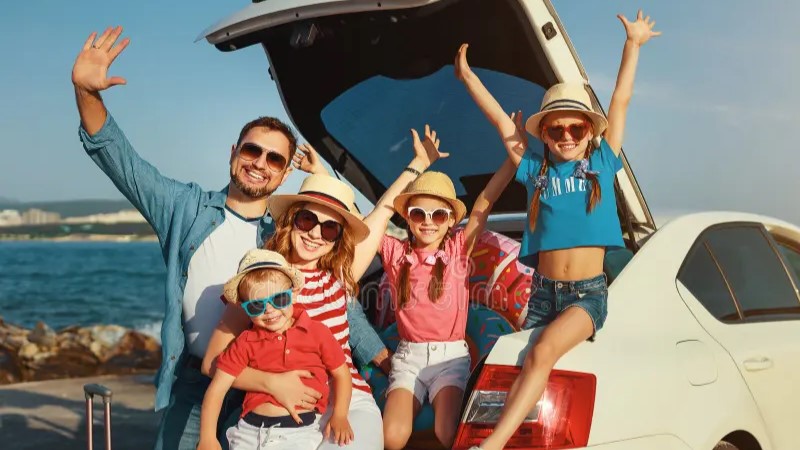 Família em viagem compartilhando experiências que favorecem o desenvolvimento infantil e a convivência