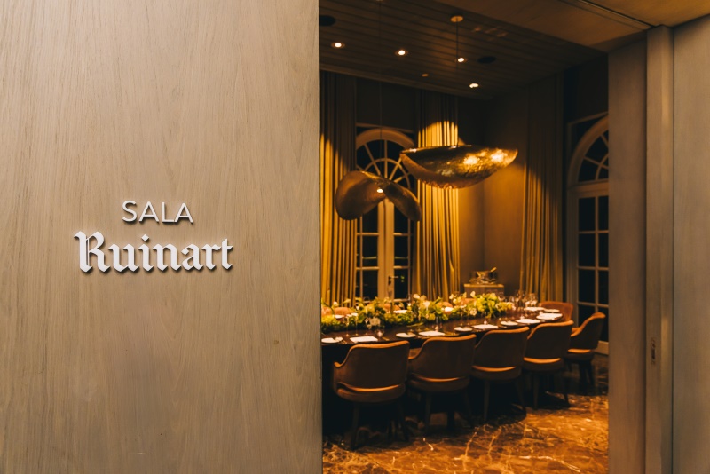 Entrada Sala Ruinart Palácio Tangará letreiro restaurante Michelin São Paulo