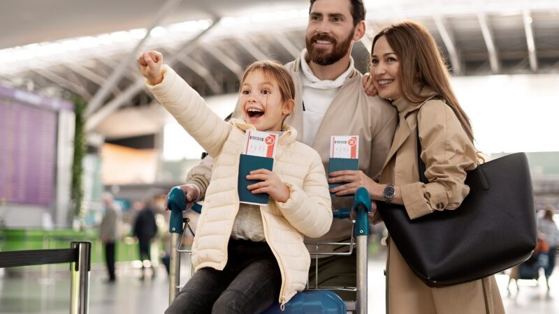 Família em aeroporto durante viagem com criança neurodivergente e planejamento para férias em família