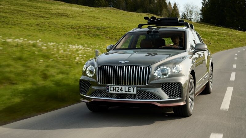 Vista frontal do Bentley Bentayga EWB Chalet Edition em acabamento exclusivo Light Tudor Grey