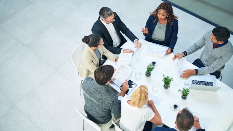 Sócios e executivos participam de reunião estratégica voltada para governança corporativa e tomada de decisões empresariais