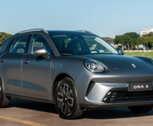 GWM ORA 5 SUV elétrico compacto em vista frontal 3 4 com design moderno e mobilidade elétrica no Brasil