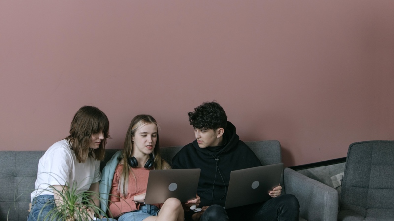Jovens de alta renda com acesso à educação e oportunidades representam as transformações da nova geração