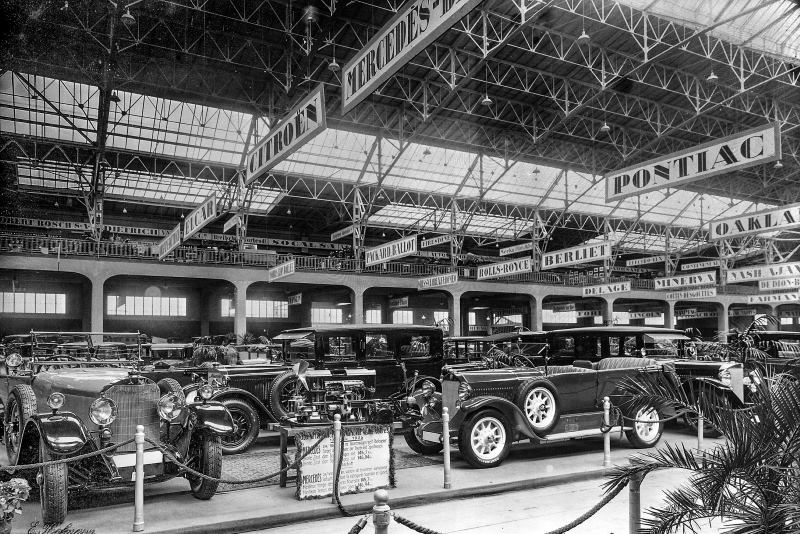 Estande da Mercedes Benz durante o Salão do Automóvel de Genebra em 1926 marcando o início da identidade da marca